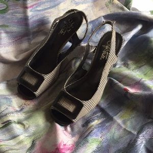 Life Stride peep toe shoes
